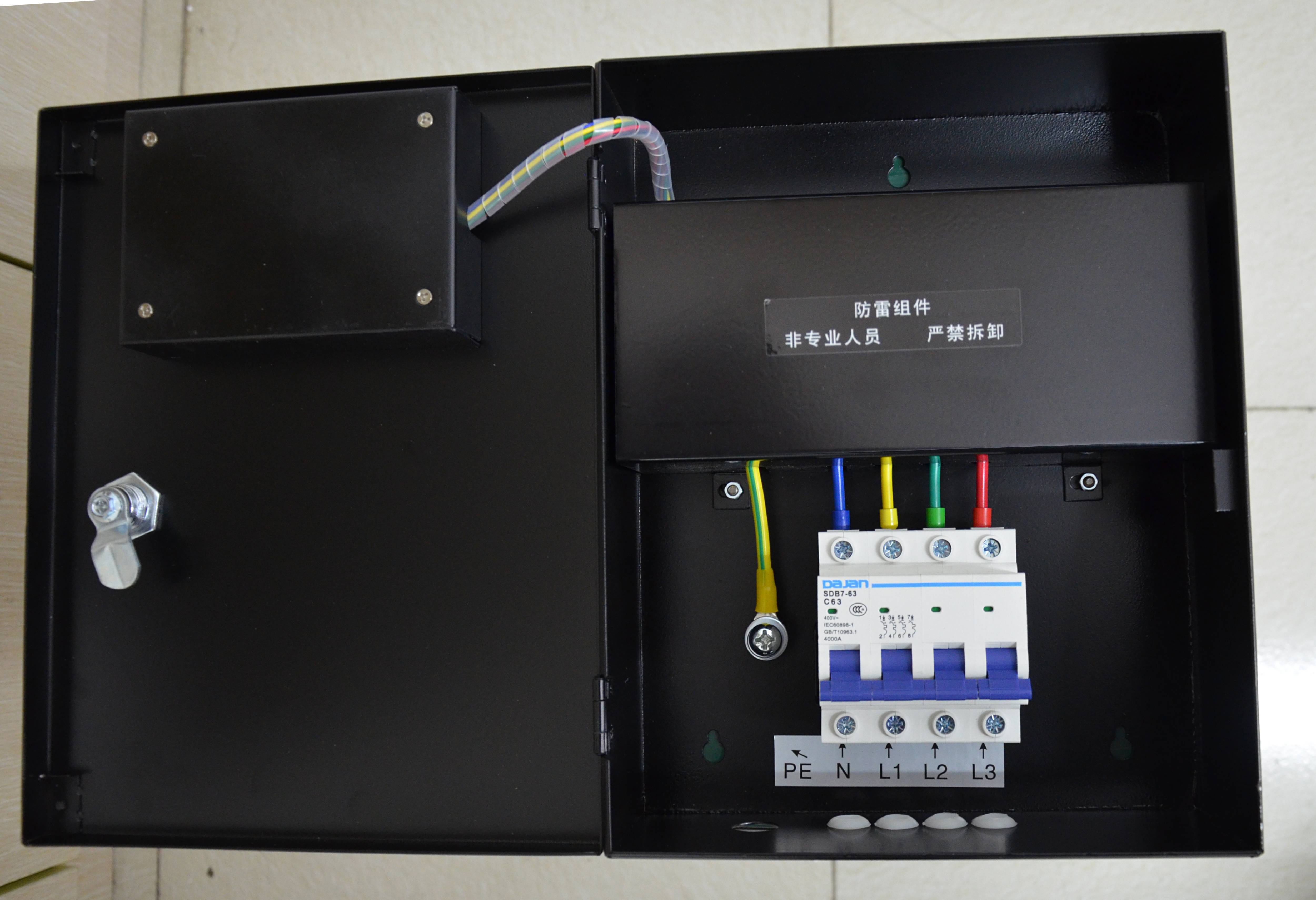 三相電源防雷箱（數(shù)碼管、翻蓋式）內(nèi)部照.jpg